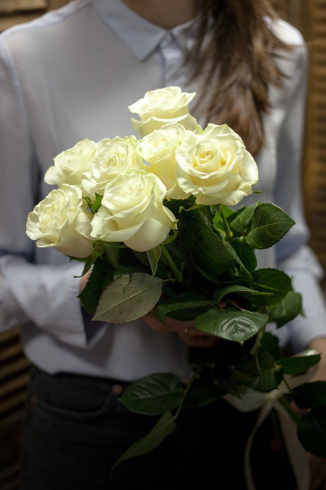 шляпная коробка с розами и гипсофилой для подарка в Энгельсе