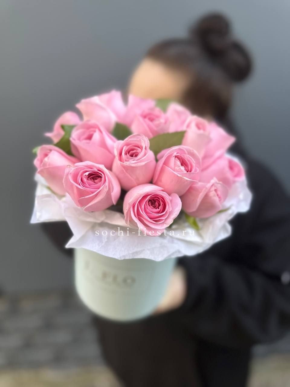 шляпная коробка с розами и хризантемами для студии флористики в Энгельсе