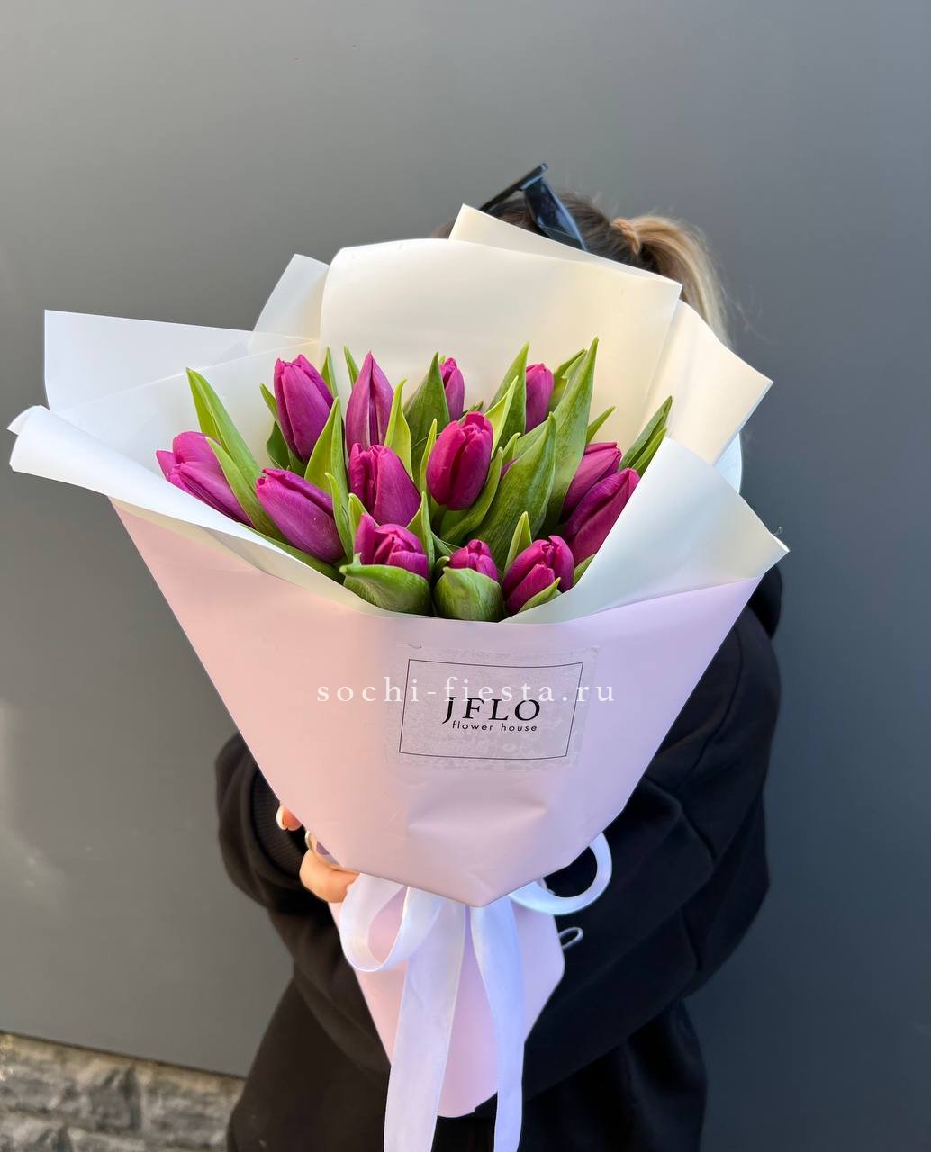 видовой каталог с розами и пионами в студии флористики в Энгельсе