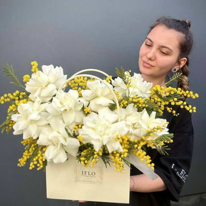 Французские Розы и мимоза  в сумочке  в Энгельсе