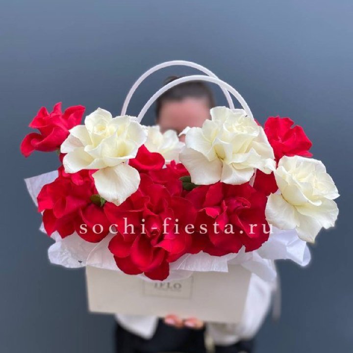 Сумочка  красных и белых роз в Энгельсе