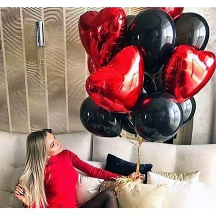 Фонтан из красных сердец с чёрными шарами  в Энгельсе