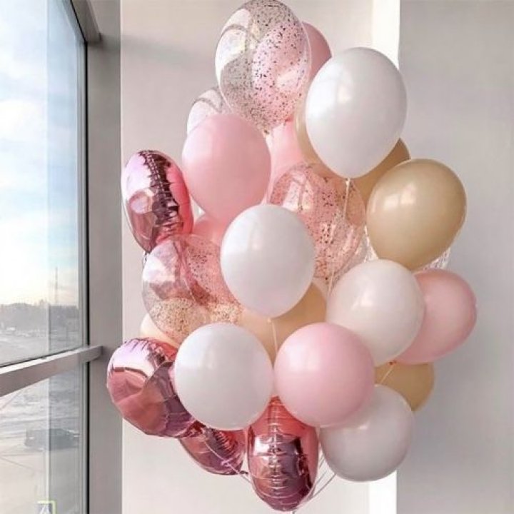 Фонтан шаров розового и белого цветов в Энгельсе