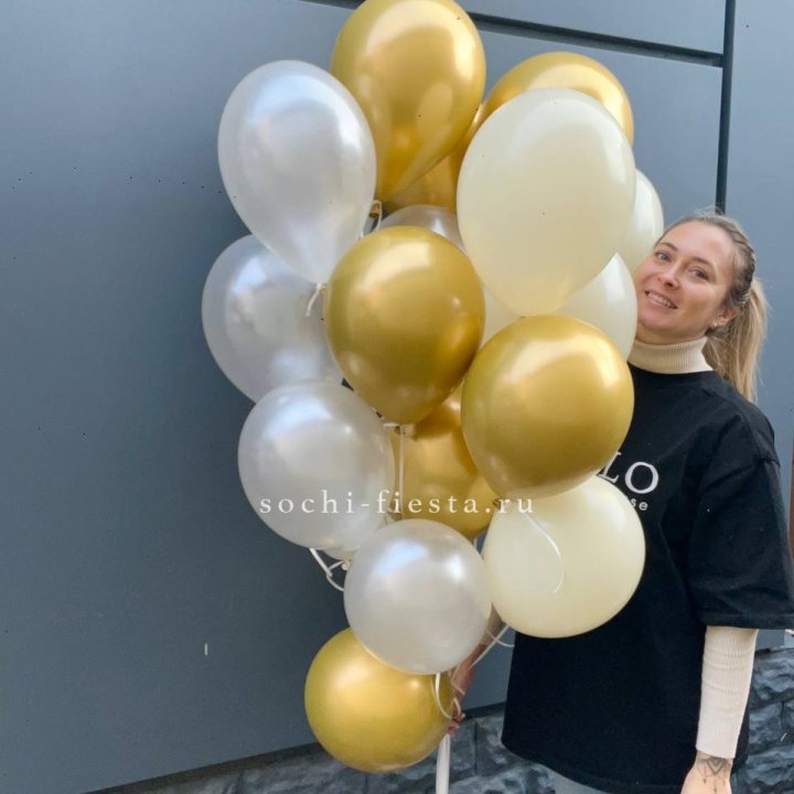 Облако шаров из белого и золотого оттенков в Энгельсе