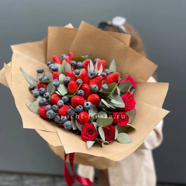 Клубника и голубика с цветами в Энгельсе