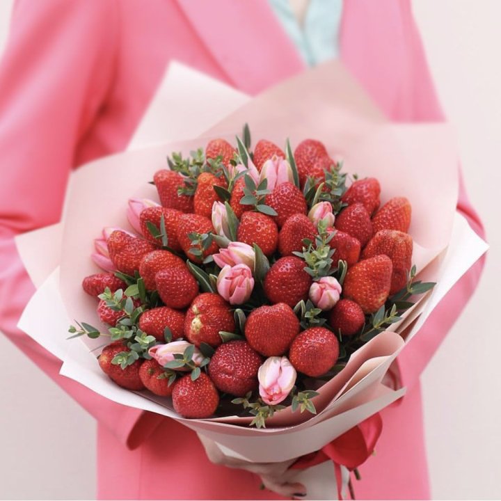 Тюльпаны и клубника в Энгельсе