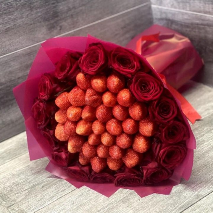 Клубничный букет с розами в Энгельсе