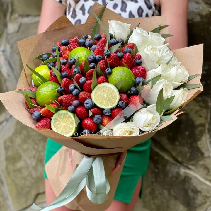 Ягодно-цитрусовый букет с розами в Энгельсе