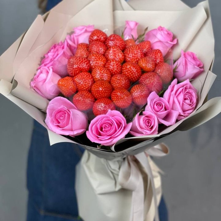 Клубника и розы в Энгельсе