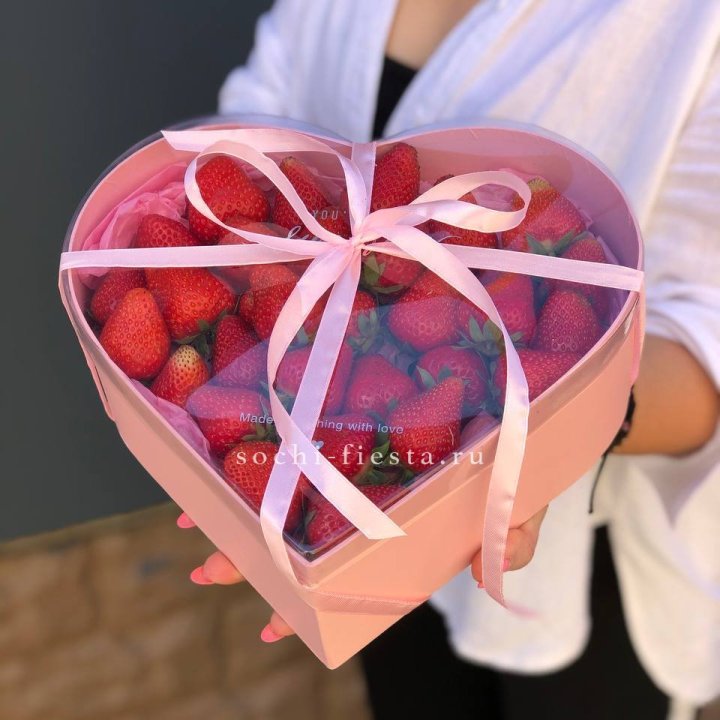 Коробочка сердце  с клубникой в Энгельсе