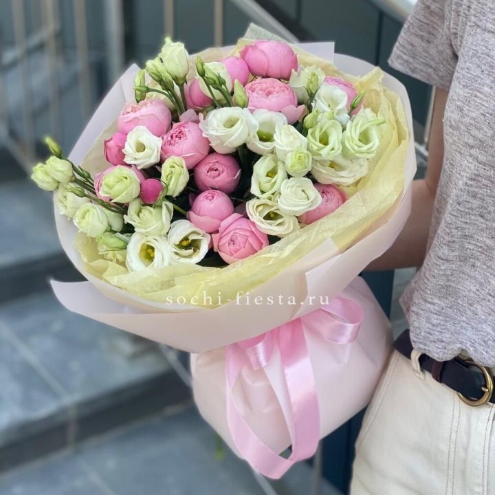 Букет кустовых роз с эустомой в Энгельсе