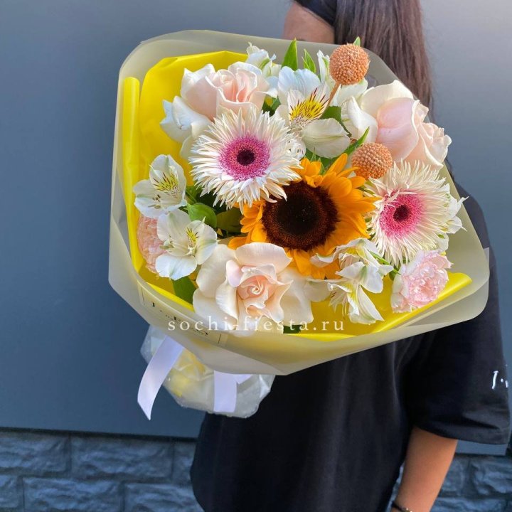 Букет с подсолнухом "Елоу" в Энгельсе