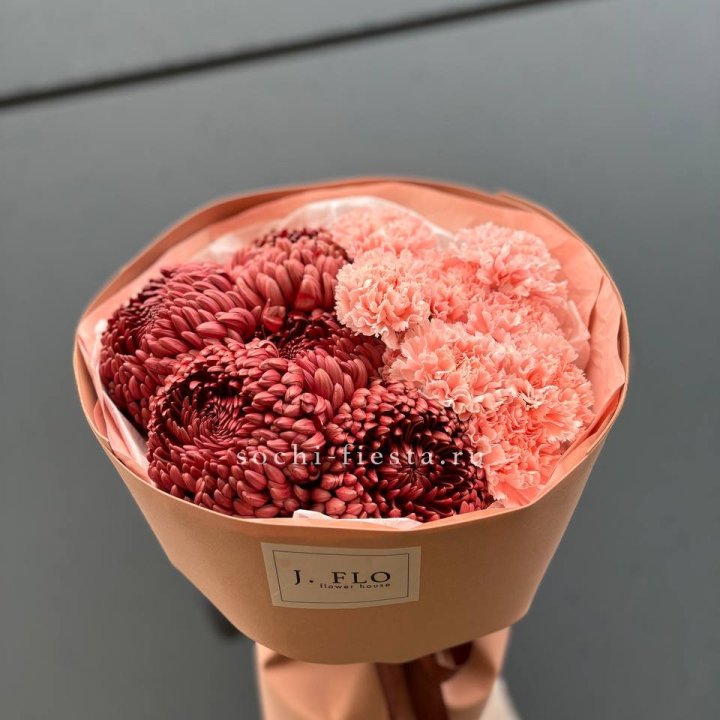 Букет хризантем и диантусов  в Энгельсе