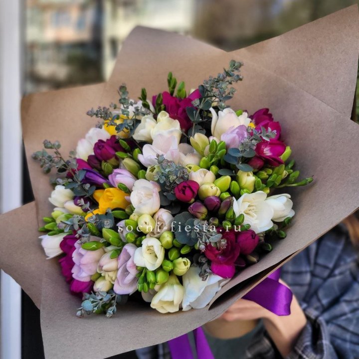 Букет фрезий "Радуга" в Энгельсе