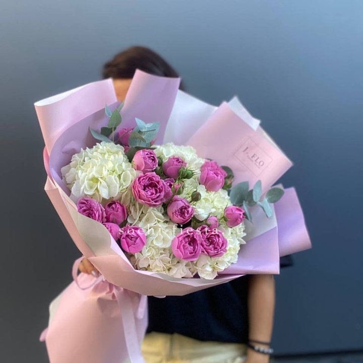 Букет белых гортензий и пионовидных роз  в Энгельсе