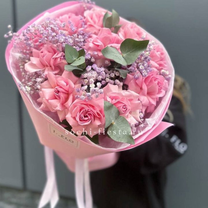 Розовые французские розы с гипсофилой в Энгельсе