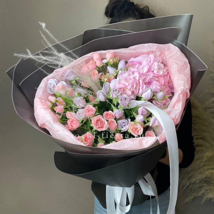  Букет гортензии и роз "Саперави" в Энгельсе