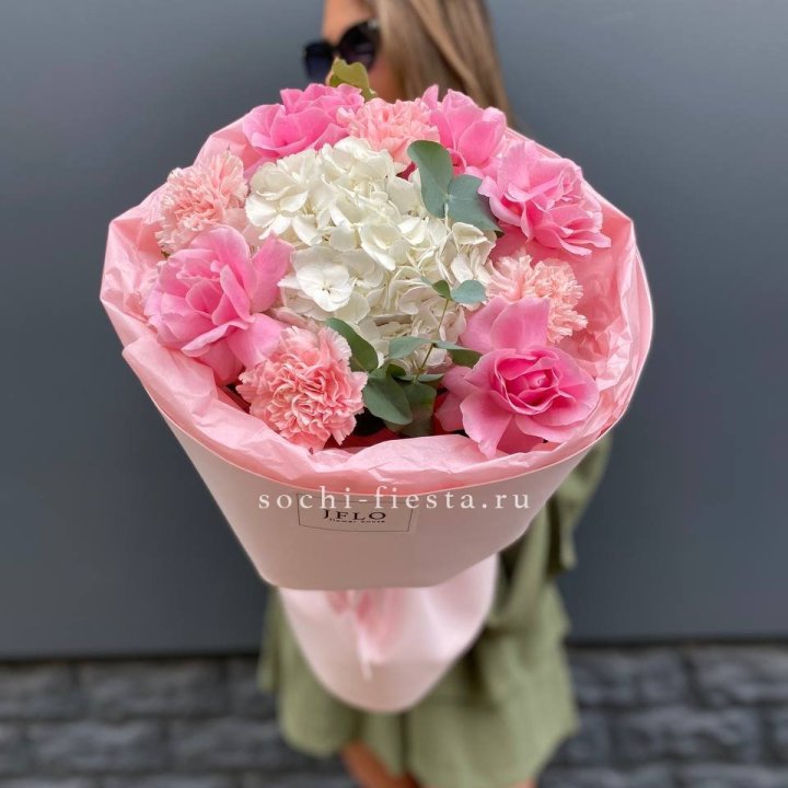  Букет роз и гортензии "Навола" в Энгельсе
