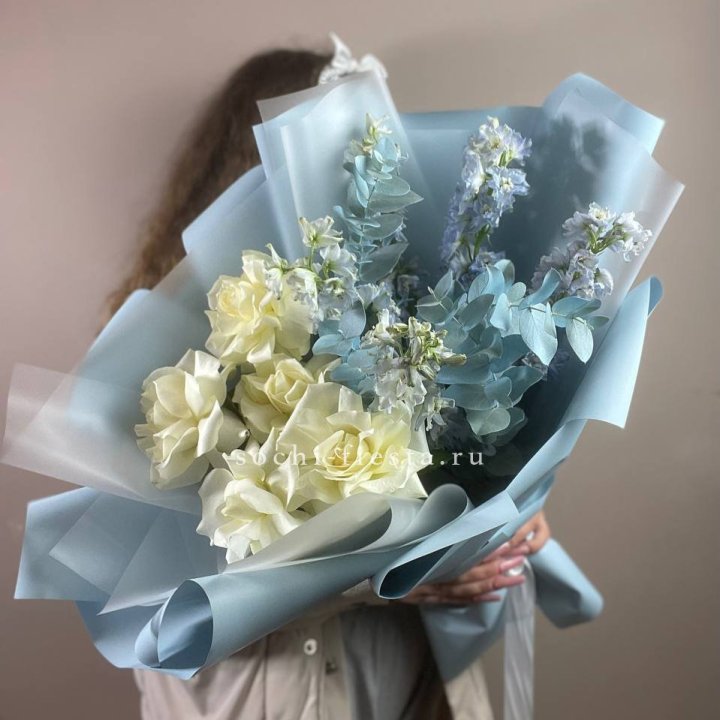 Букет из белых французских роз и дельфиниума в Энгельсе