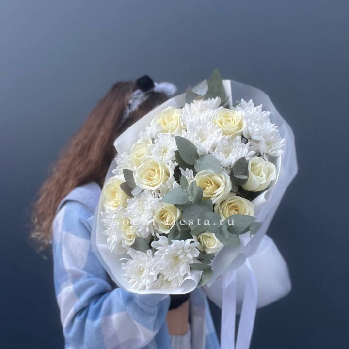  Букет белых роз с хризантемой  в Энгельсе