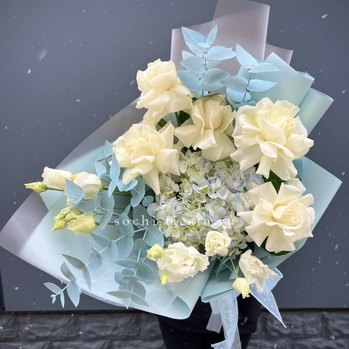 Букет с гортензией и белыми французскими розами в Энгельсе