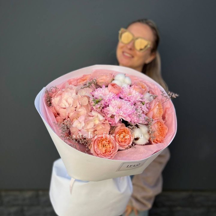 Букет гортензии и кустовых роз  в Энгельсе