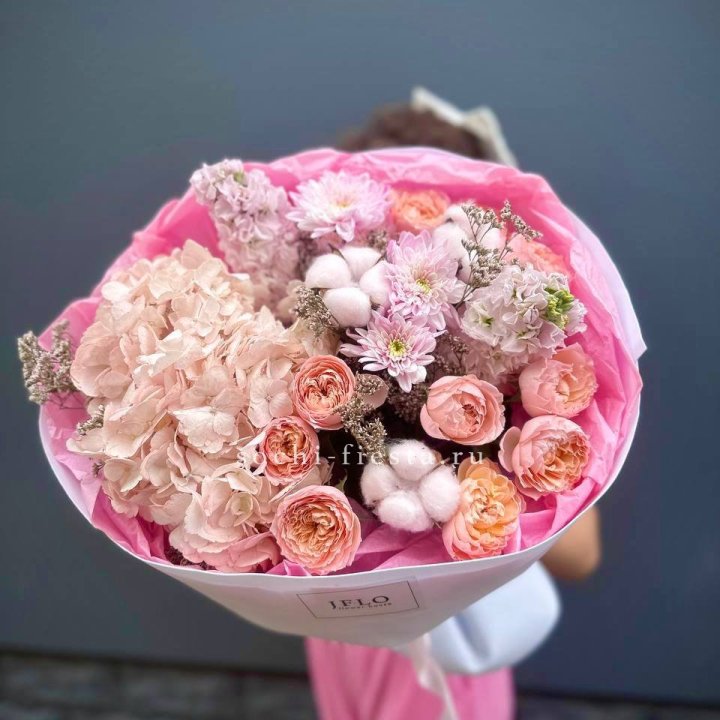Букет гортензии и кустовых роз "Абрассо" в Энгельсе