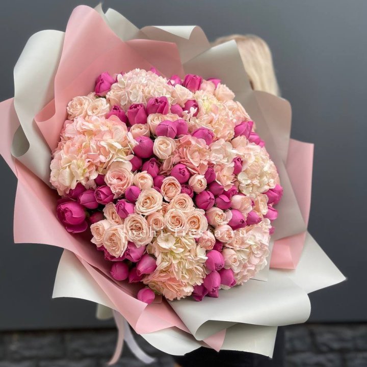 Букет кустовые розы и гортензия в Энгельсе