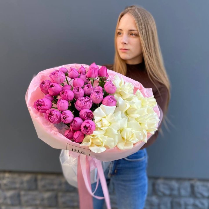 Дуо белых и кустовых роз в Энгельсе