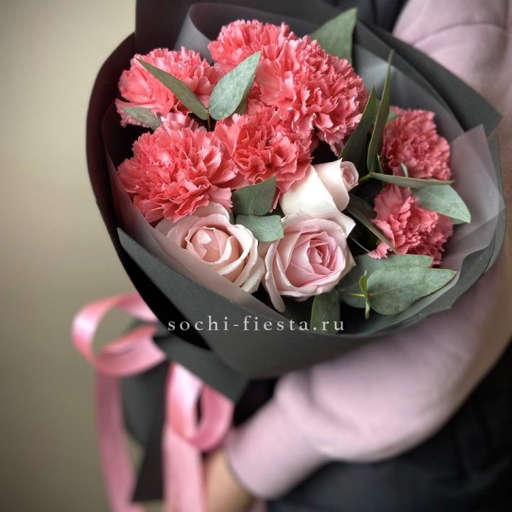 Букет из роз и диантусов "Пенелопа" в Энгельсе