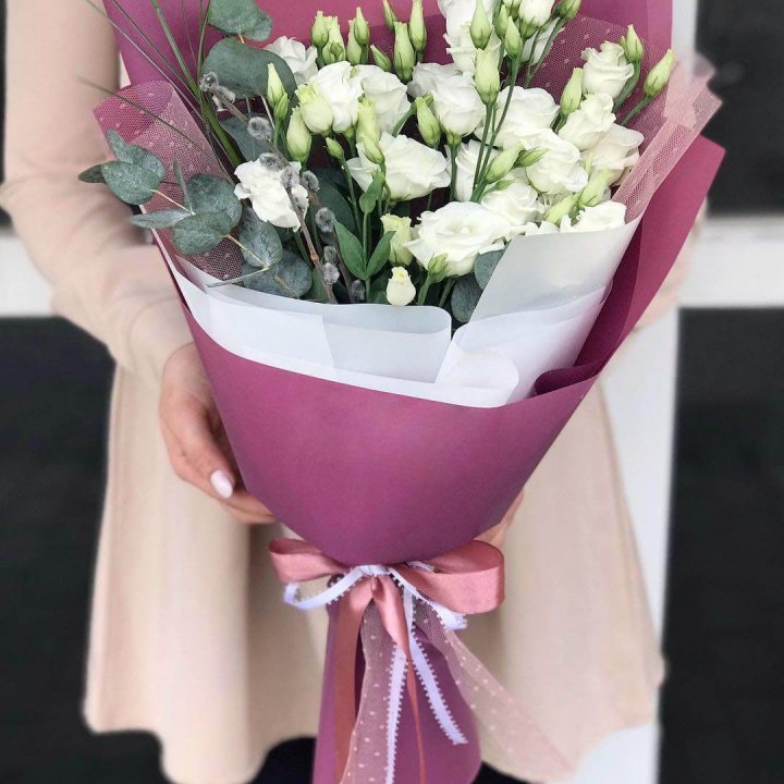 Эустомы с эвкалиптом в Энгельсе