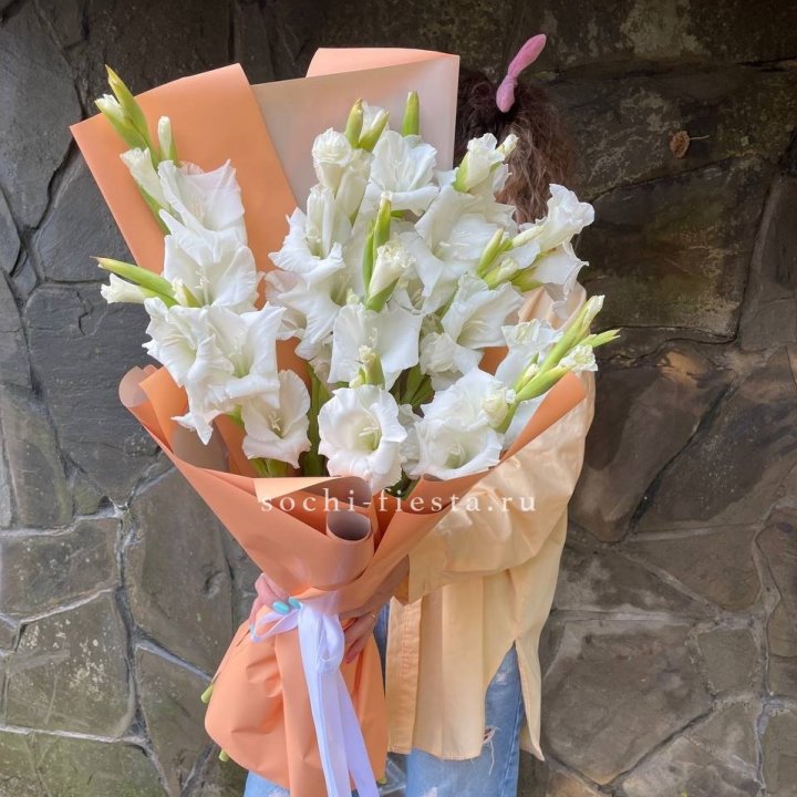 Букет белых гладиолусов  в Энгельсе