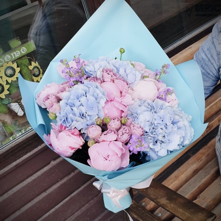Букет с гортензиями "Блубери" в Энгельсе