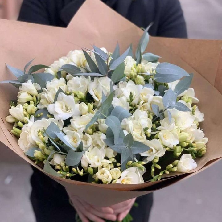 51 фрезия с эвкалиптом в Энгельсе