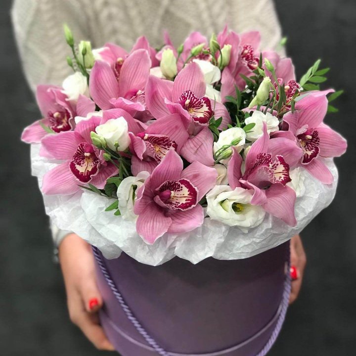 Орхидея и эустома в шляпной коробке в Энгельсе