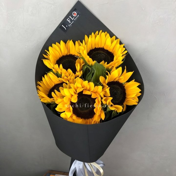 Букет из 5  подсолнухов в Энгельсе