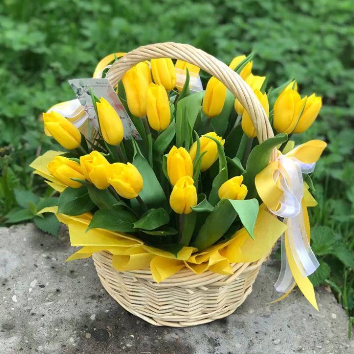25 желтых тюльпанов в корзине в Энгельсе