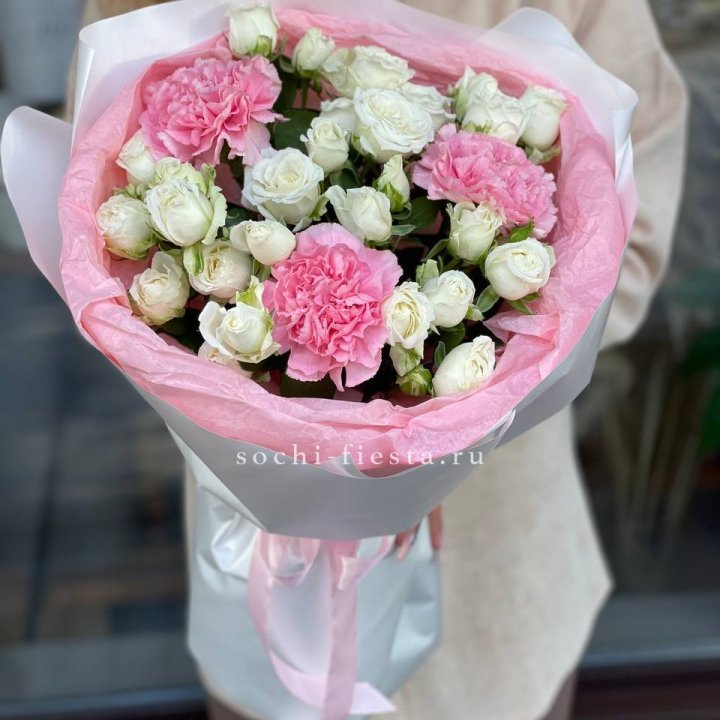 Букет розы с диантусами "Блэш" в Энгельсе