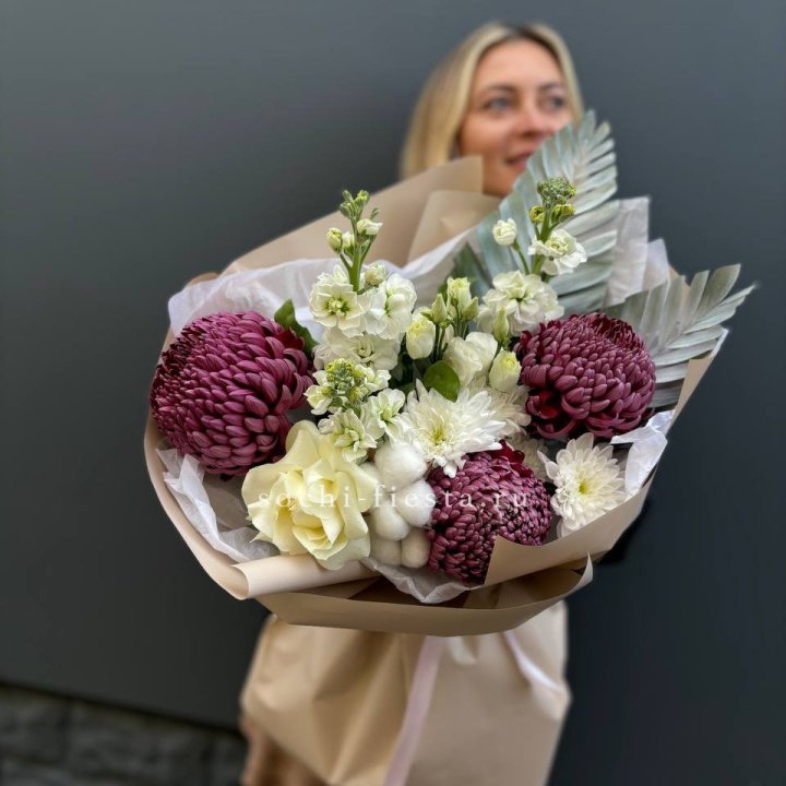 Хризантемы с маттиолой розами эустомой Чика в Энгельсе