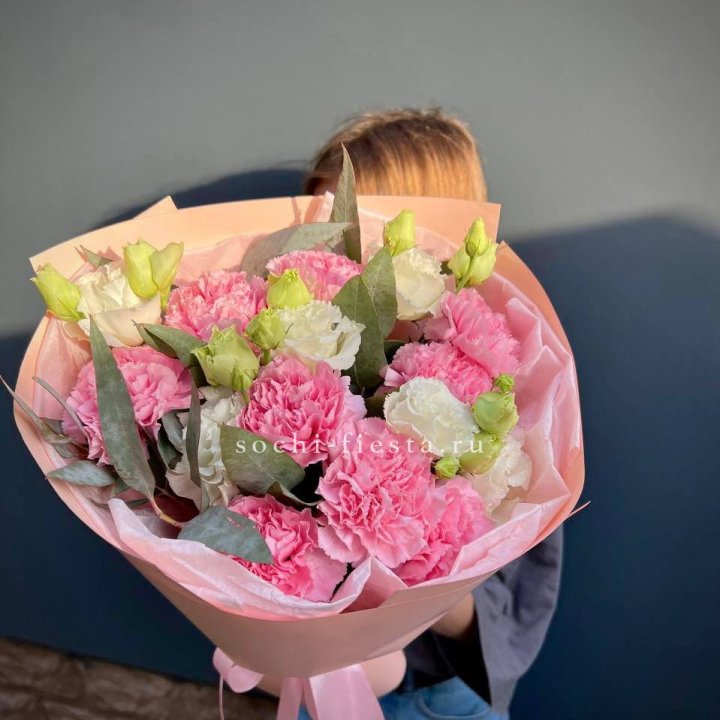 Букет гвоздик и  эустом "Сири" в Энгельсе