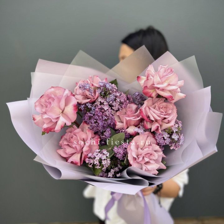Букет из розовых роз и сирени в Энгельсе