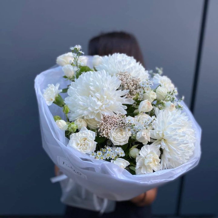 Букет хризантем и роз вайт шотс в Энгельсе