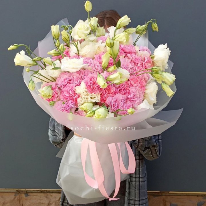 Букет из эустом и диантусов  в Энгельсе