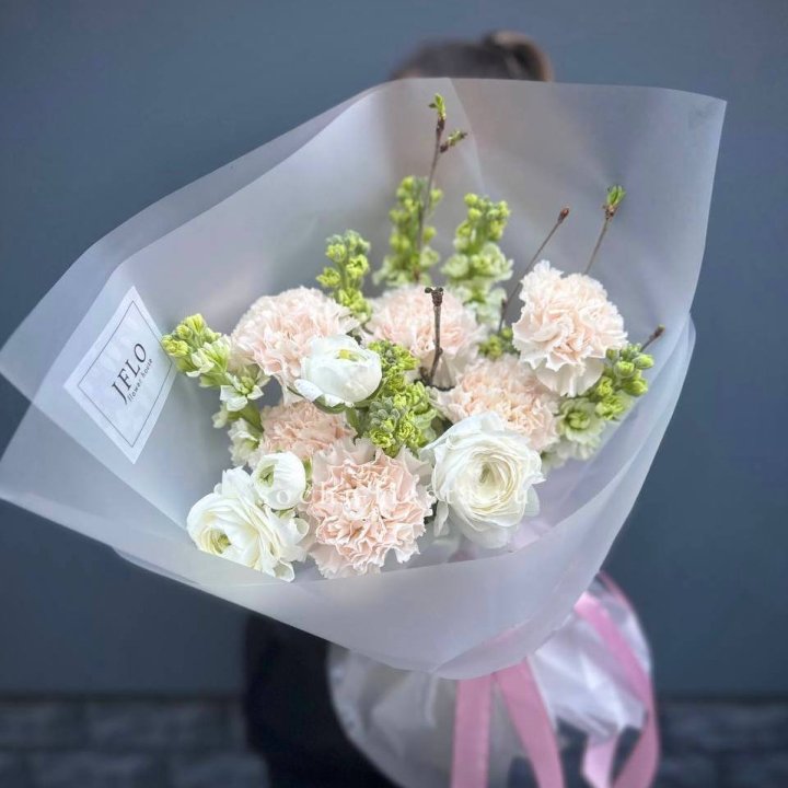 Букет маттиолы и ранункулюсов  в Энгельсе