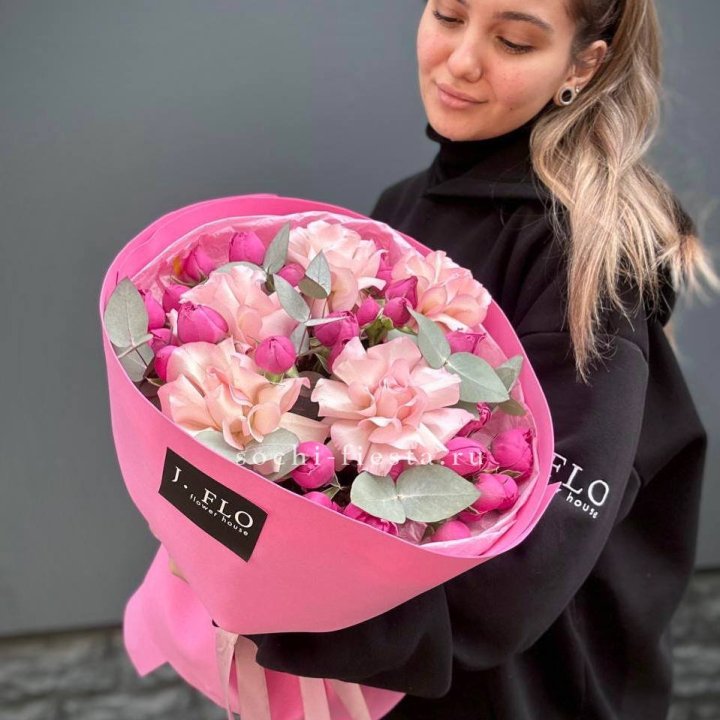 Букет французских и пионовидных роз "Ламиносо" в Энгельсе