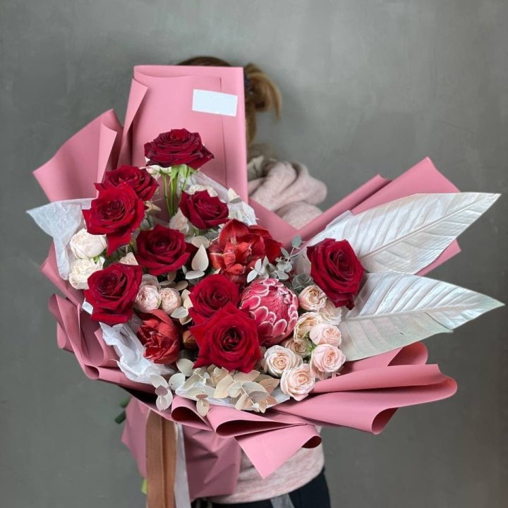 Дизайнерский букет "Ред Вильвет" в Энгельсе