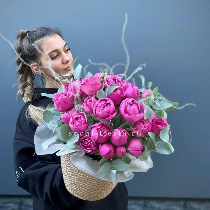 Пионовидные розы  в джутовом кашпо  в Энгельсе