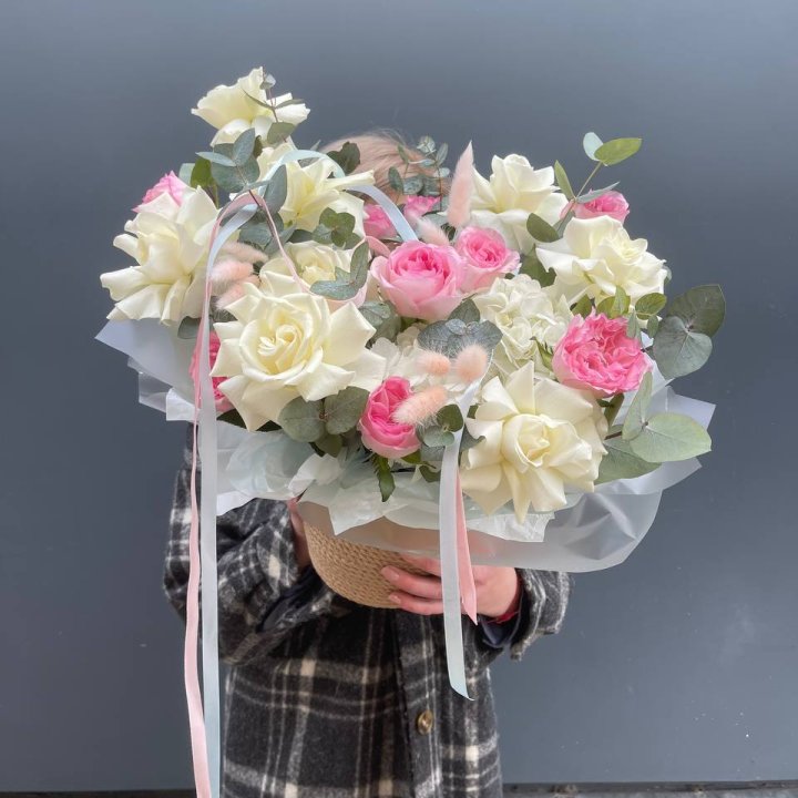 Кашпо с розами в Энгельсе