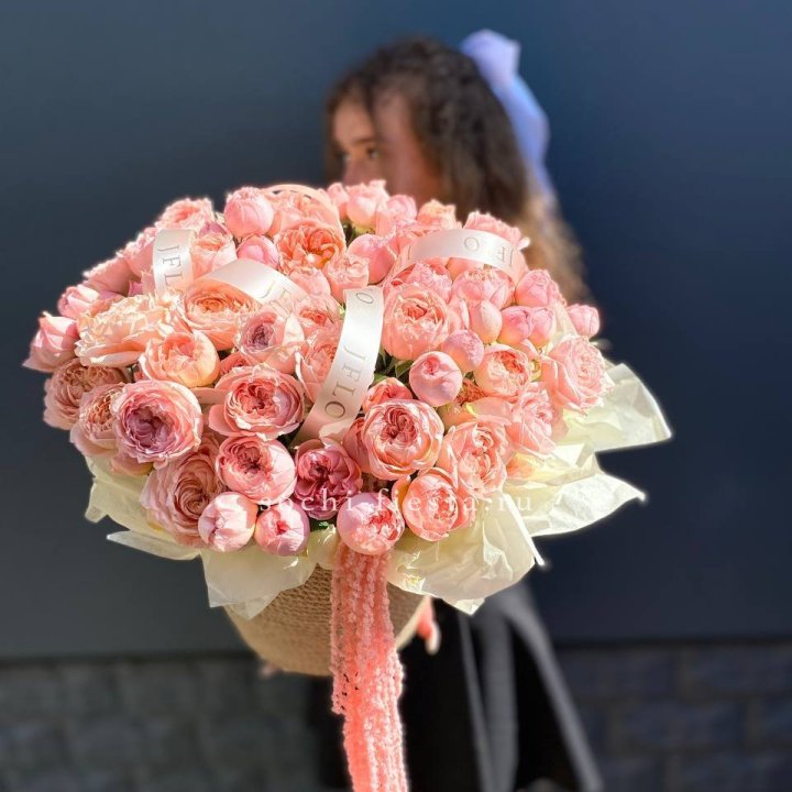 Кустовые розы Джульетта в джутовом кашпо в Энгельсе