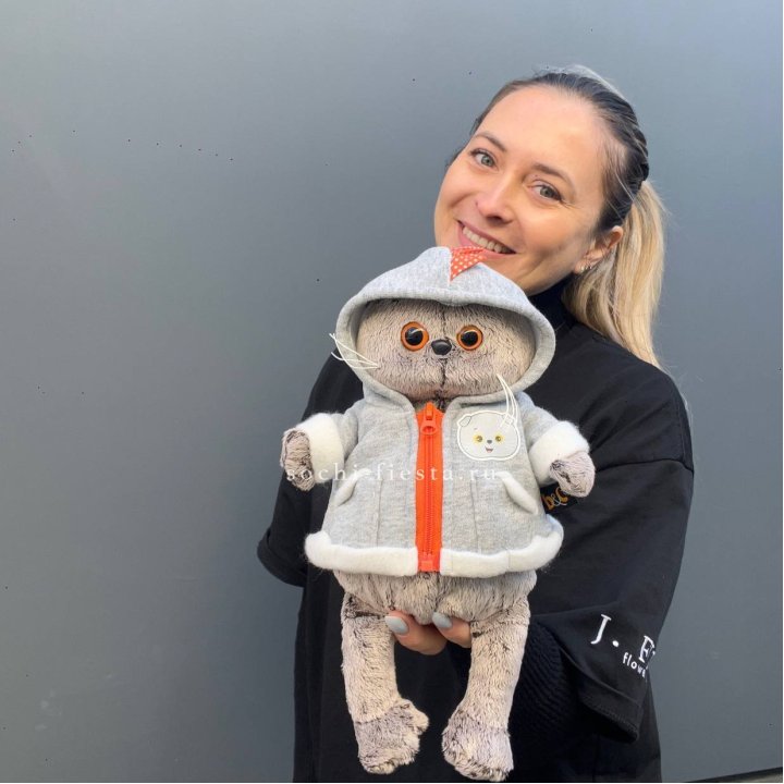 Кот Басик в толстовке в Энгельсе